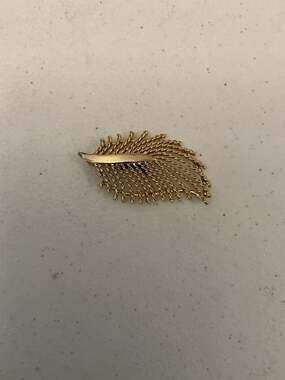 Vintage Gerry's Gold Tone Textured Leaf Feather Brooch
